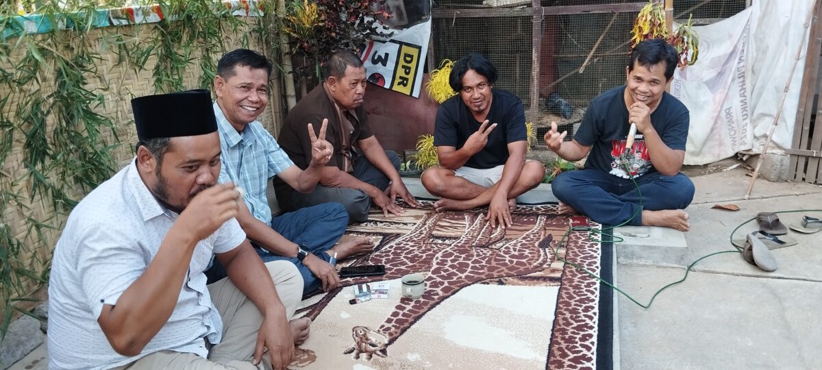 Tim Ali Ruchi bersama Tim Kemenangan Ali-ali Desa Gintangan berfose jari 2. (Foto : Istimewa)