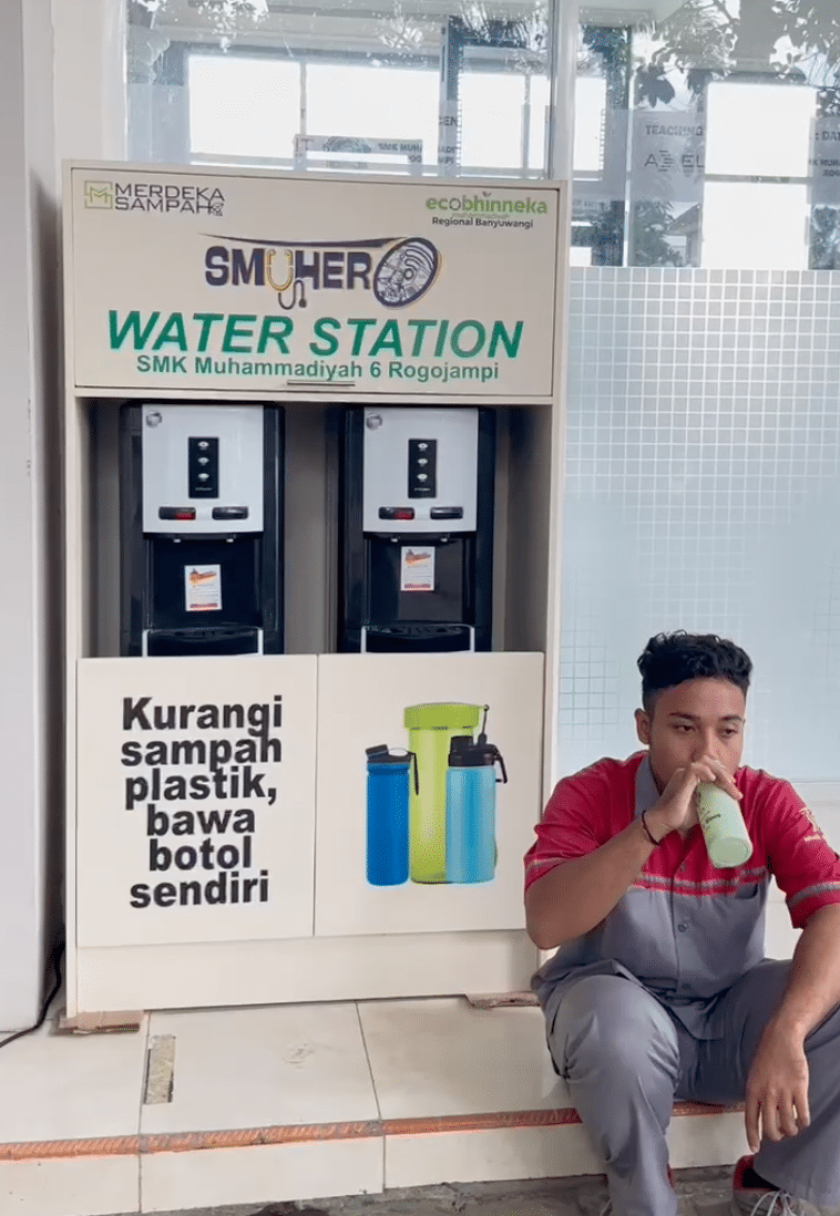 Siswa SMK Muhammadiyah 6 Rogojampi mengisi ulang tumbler di "Smuhero Water Station".