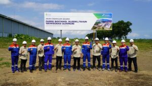 Tim PT SGN dan Pertamina NRE di lokasi pembangunan pabrik bioetanol di Glenmore, Kabupaten Banyuwangi.