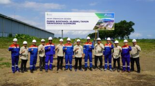 Tim PT SGN dan Pertamina NRE di lokasi pembangunan pabrik bioetanol di Glenmore, Kabupaten Banyuwangi.