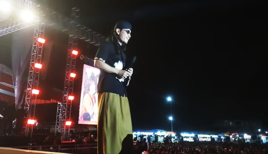 Pengajian Akbar Gus Miftah di Genteng: Momentum Kebangkitan dan Apresiasi Kepemimpinan Gus Miftah berceramah di depan ribuan jamaah di pengajian akbar Genteng. Layar LED menampilkan gambar Presiden Jokowi.