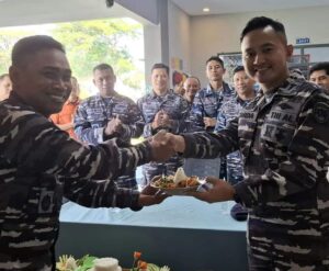 Danlanal Banyuwangi memberikan potongan tumpeng dalam acara tasyakuran Hari Kesehatan TNI AL 2024