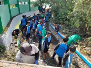 Dinas PU Pengairan Banyuwangi bekerjasama dengan Sungai Watch, PLC, dan relawan membersihkan Daerah Aliran Sungai (DAS) Pecemengan di Blimbingsari
