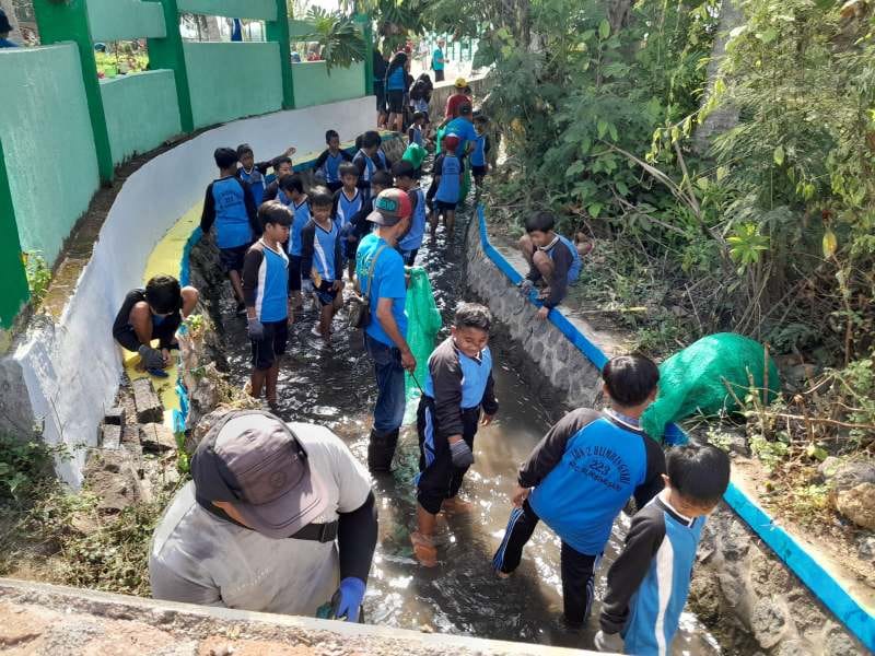 Dinas PU Pengairan Banyuwangi bekerjasama dengan Sungai Watch, PLC, dan relawan membersihkan Daerah Aliran Sungai (DAS) Pecemengan di Blimbingsari