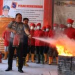 Petugas dan Warga Binaan Lapas Banyuwangi Dilatih Teknik Pemadaman Kebakaran