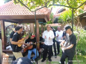 H. Mujiono dan relawan TTS bersama musisi jalanan.