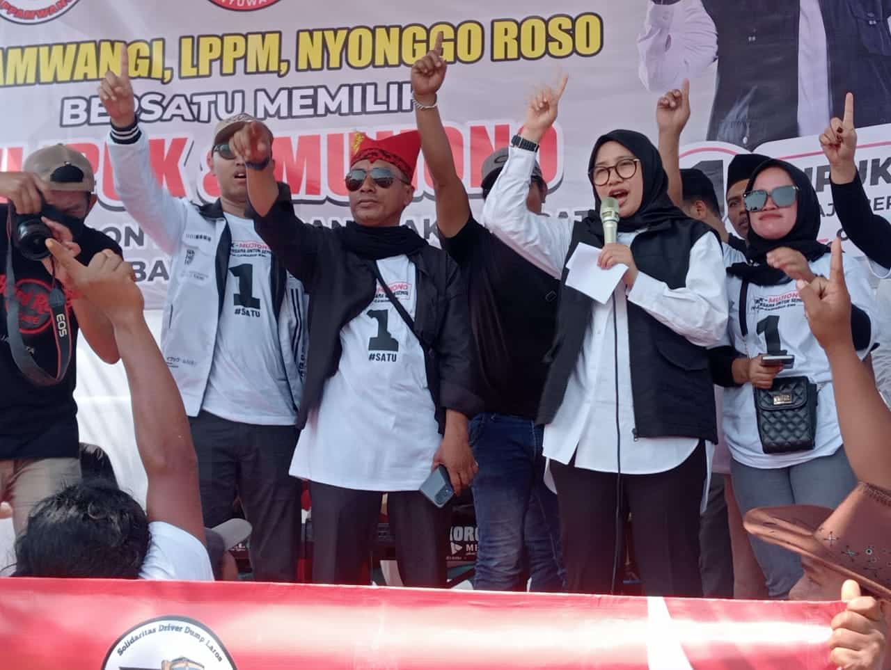 Ratusan Sopir Dump Truck di Banyuwangi Bersatu Dukung Ipuk-Mujiono Sopir dump truck nyatakan dukung Ipuk-Mujiono