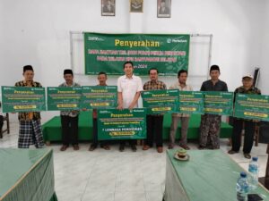 Perhutani Banyuwangi Selatan serahkan bantuan TJSL untuk pendidikan.