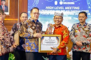 Plt. Bupati Banyuwangi menerima penghargaan TPID terbaik