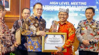 Plt. Bupati Banyuwangi menerima penghargaan TPID terbaik