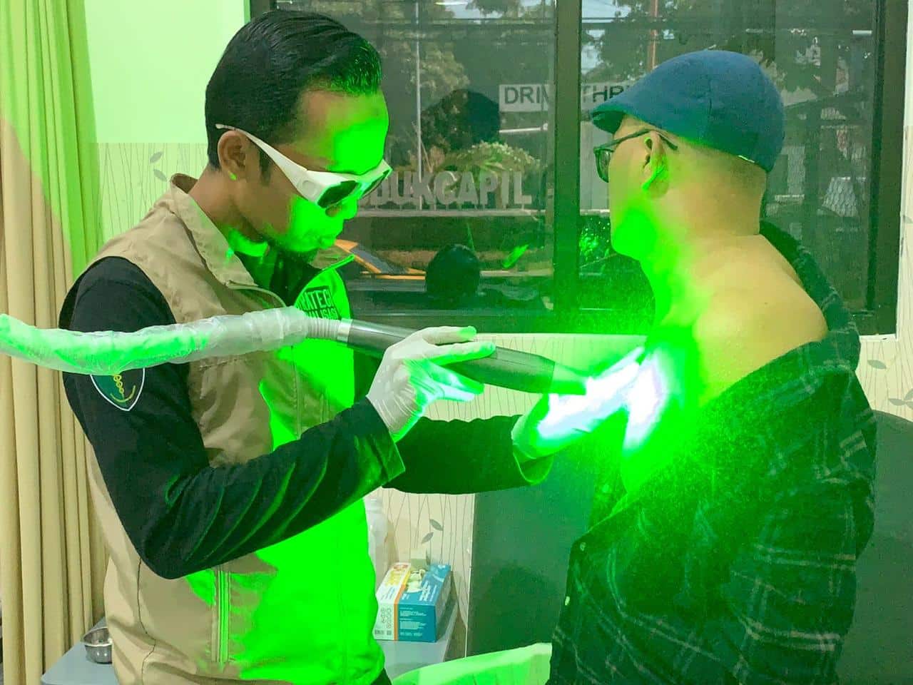 Petugas medis menghapus tato menggunakan laser