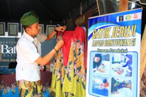 Warga Binaan Lapas Banyuwangi mempersiapkan Batik Jeruji untuk dipamerkan di BBF 2024.