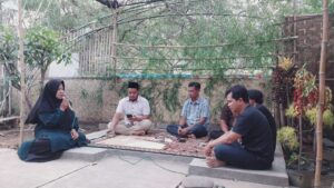 Ali Ruchi berdialog dengan warga Desa Gintangan.