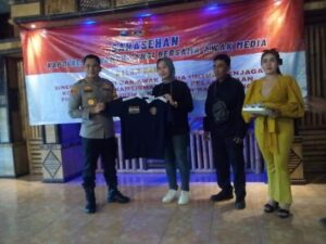 Kapolresta Banyuwangi berfoto bersama awak media di Warung Seblang