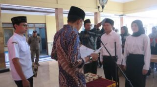 Kepala Desa Singojuruh, Suharto, melantik dua perangkat desa baru
