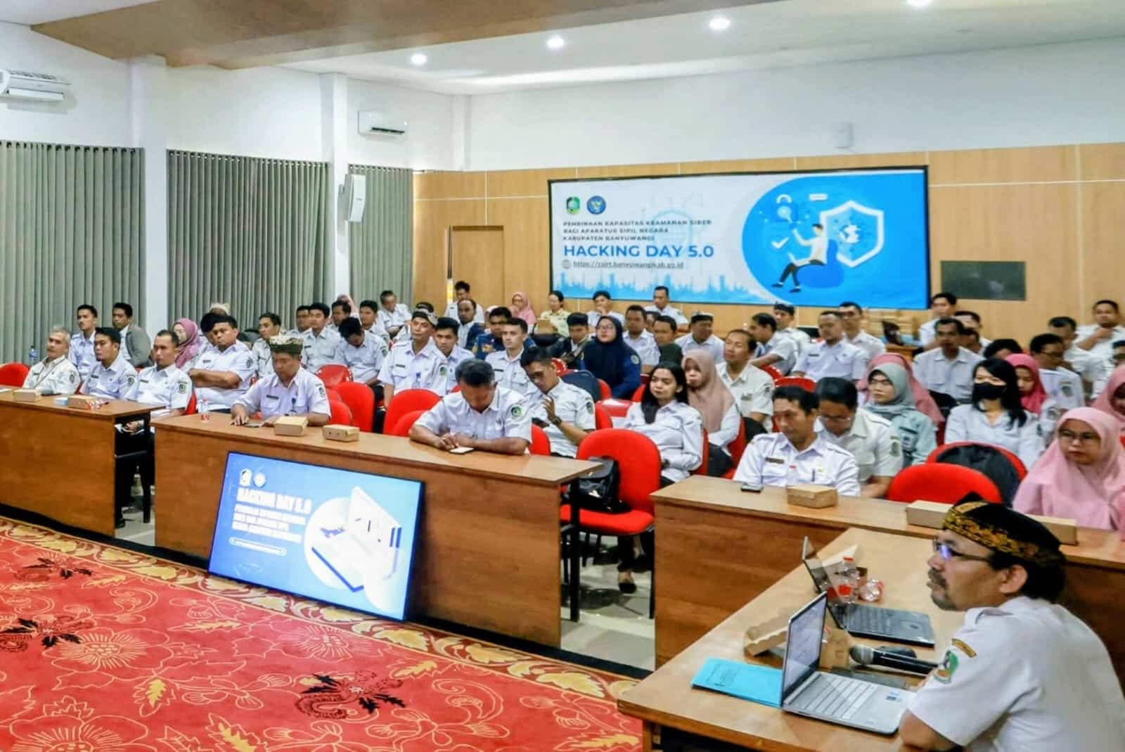 Para peserta "Hacking Day 5.0" di Banyuwangi mendengarkan materi tentang keamanan siber.