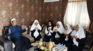 Ustadz Andi Hidayat berdoa bersama Ipuk Fiestiandani dan pendukungnya