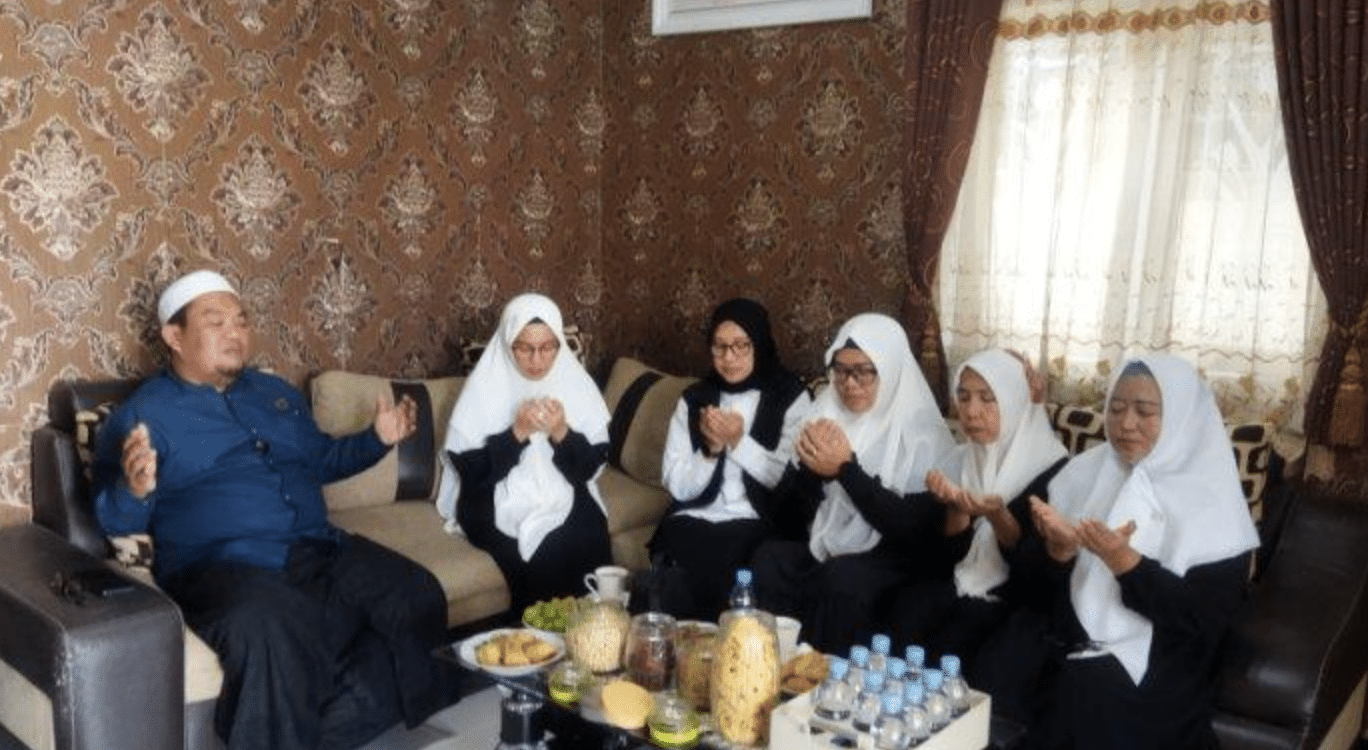 Ustadz Andi Hidayat Dukung Ipuk-Mujiono, Sebut Banyuwangi Butuh Pemimpin Konsisten Ustadz Andi Hidayat berdoa bersama Ipuk Fiestiandani dan pendukungnya