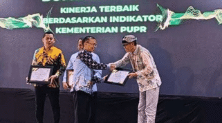 Direktur Utama PUDAM Banyuwangi menerima penghargaan dari Kepala Perwakilan BPKP Jawa Timur