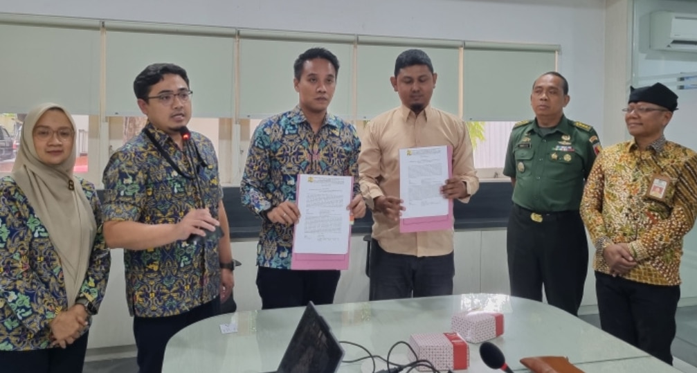 Penandatanganan kontrak pengerjaan Pasar Induk Banyuwangi dan Asrama Inggrisan oleh Kementerian PUPR. (Foto: Humaskab).