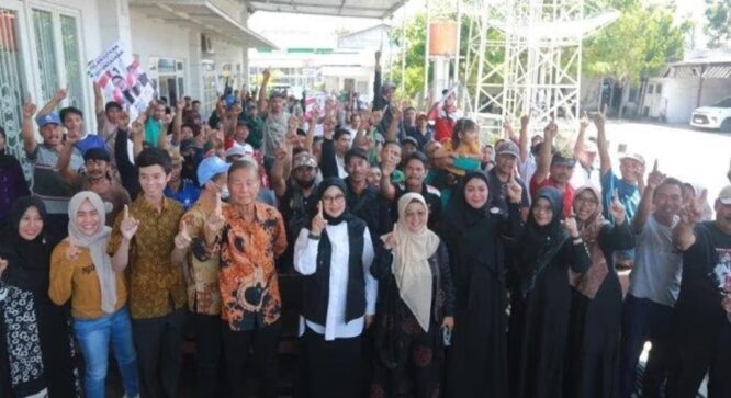 Ipuk Fiestiandani menyapa warga Banyuwangi saat blusukan