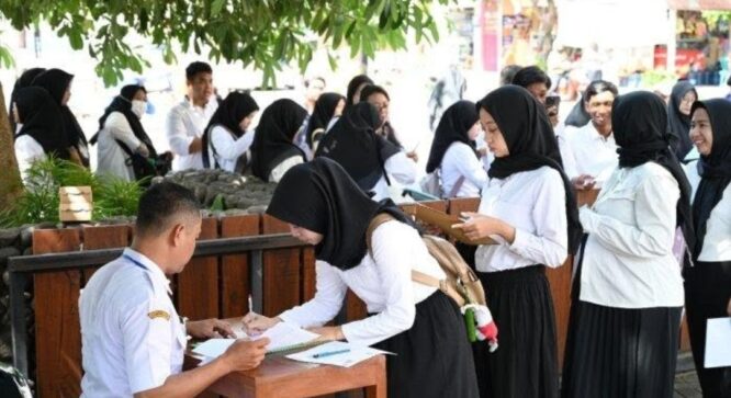 Para pelamar CPNS Banyuwangi sedang melakukan registrasi sebelum mengikuti ujian SKD