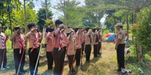 Anggota Pramuka melakukan penghormatan dalam kegiatan Dianpinsat.