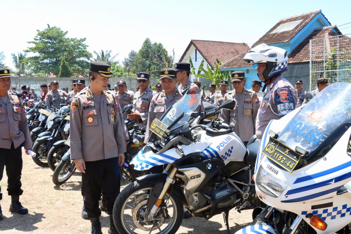 Polresta Banyuwangi Siap Amankan Pilkada 2024, Kendaraan Dinas Dicek Ketat Kabagpal Rolog Polda Jatim, AKBP Muhammad Ervan, S.I.K., M.H, didampingi Wakapolresta Banyuwangi, AKBP Dewa Putu Eka D, secara langsung memeriksa kendaraan roda empat dan roda dua dari seluruh jajaran Polresta Banyuwangi