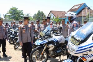 Polresta Banyuwangi bersama Tim Logistik Polda Jatim melaksanakan pengecekan kondisi dan kelengkapan kendaraan dinas