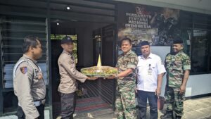 Penyerahan tumpeng dalam perayaan HUT ke-79 TNI