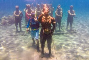 Wisatawan menyelam di dekat patung bawah laut Majapahit's Warrior Underwater