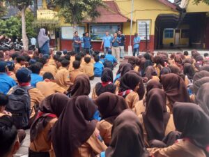 Siswa SMPN 3 Rogojampi mengikuti sosialisasi tentang sampah