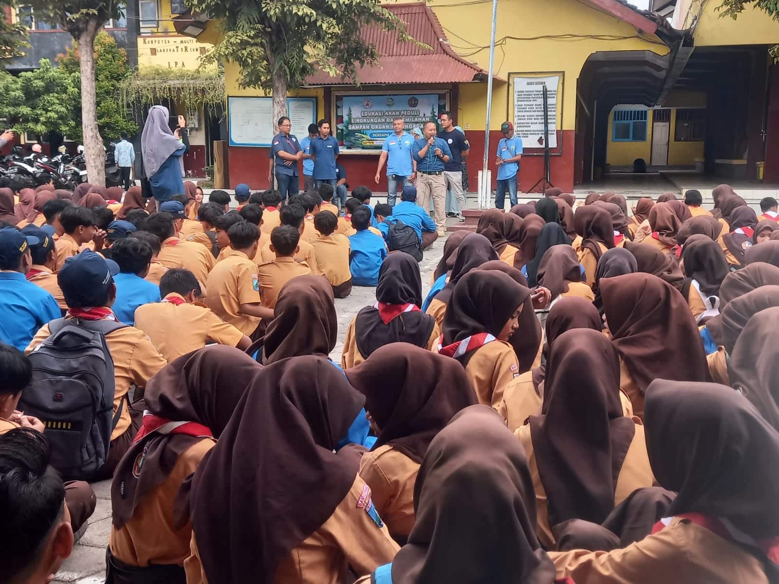 Siswa SMPN 3 Rogojampi mengikuti sosialisasi tentang sampah