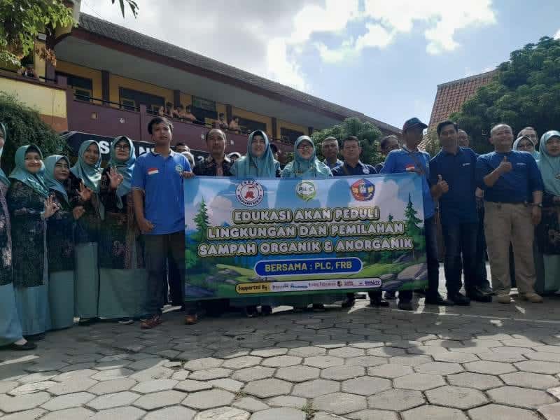 Pegiat lingkungan dan guru SMPN 3 Rogojampi berfoto bersama