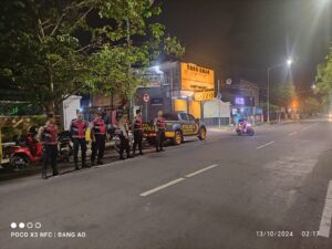 Polisi berpatroli di Jalan Ahmad Yani Banyuwangi.