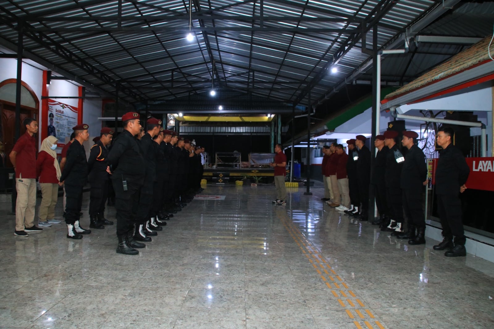 Petugas lapas Banyuwangi berbaris sebelum melakukan sidak