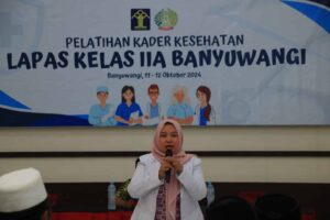 Seorang dokter memberikan materi pelatihan kader kesehatan di Lapas Banyuwangi.