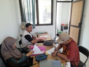 Panwascam Singojuruh wawancarai calon PTPS Pilkada 2024.