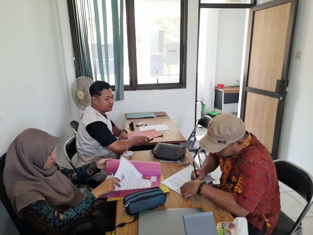 Panwascam Singojuruh wawancarai calon PTPS Pilkada 2024.