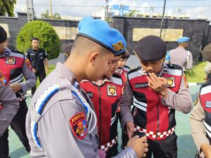 Tim Propam Polresta Banyuwangi periksa HP anggota.