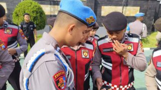Tim Propam Polresta Banyuwangi periksa HP anggota.