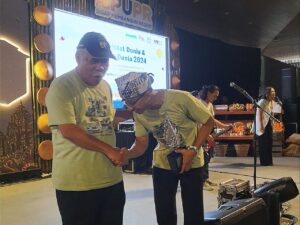Pj. Sekda Banyuwangi menerima penghargaan Penyelenggaraan Air Minum Aman dari Menteri PUPR.