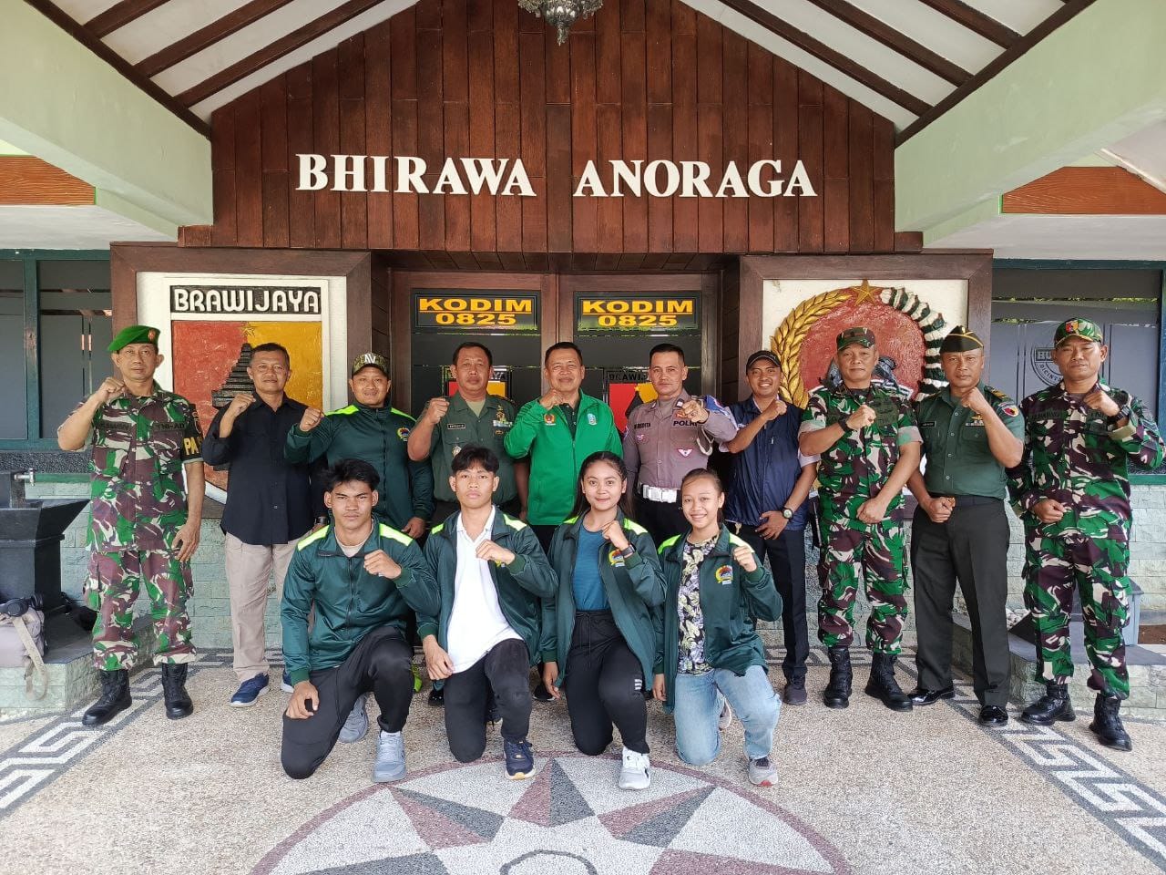 Kontingen Karate Kodim 0825 Banyuwangi berfoto bersama.
