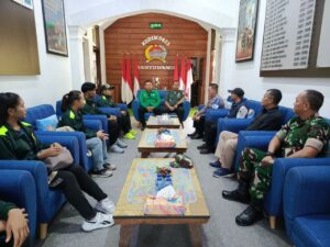 Kontingen Karate Kodim 0825 Banyuwangi berdialog dengan pejabat.