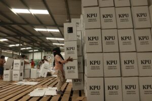 Petugas KPU Banyuwangi menyiapkan logistik Pilkada 2024.