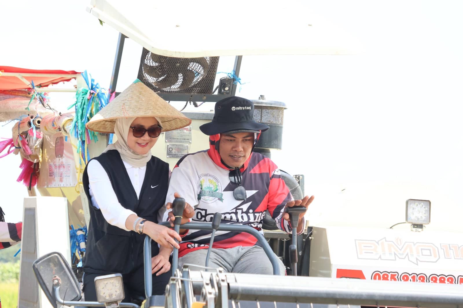 Jamin Sejahterakan Petani Banyuwangi, Bulog Perkuat Dengan Program Mitra Tani Febby Novita mengendarai combine harvester di Program Mitra Tani