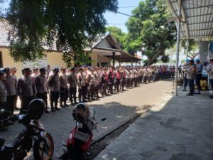 Personel Polri Polresta Banyuwangi berbaris siap menjalankan tugas pengamanan