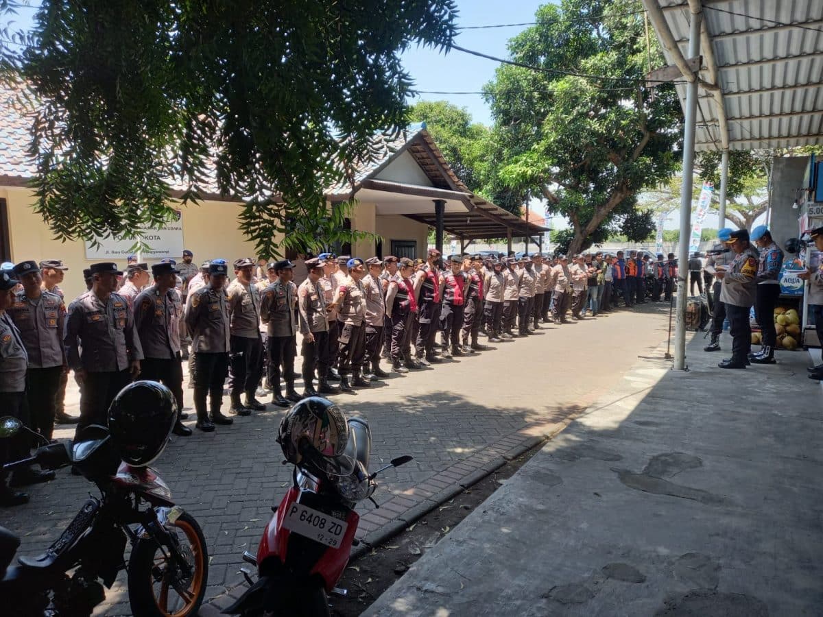 Personel Polri Polresta Banyuwangi berbaris siap menjalankan tugas pengamanan