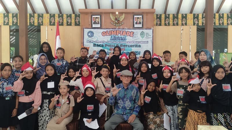 Peserta Olimpiade Literasi KOPIWANGI jenjang SD/MI berfoto bersama D. Zawawi Imron.