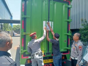 Pengawasan pengiriman surat suara Pilgub Jatim 2024